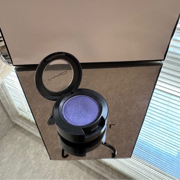 MAC Cosmetics eyeshadow Parfait Amour purple - Picture 6 of 6